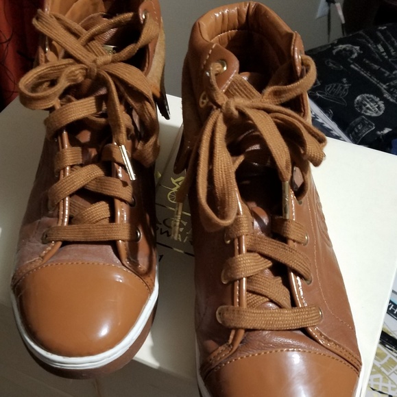 Sneakers - Picture 2 of 3